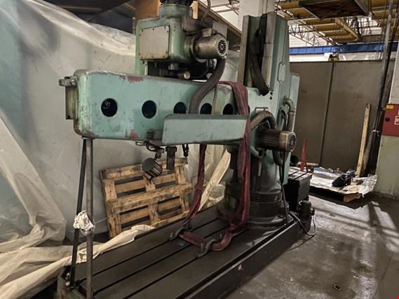 Used KOVOSVIT VR5 A Radial drilling machine + cubic table for Sale (Auction Premium) | NetBid Industrial Auctions